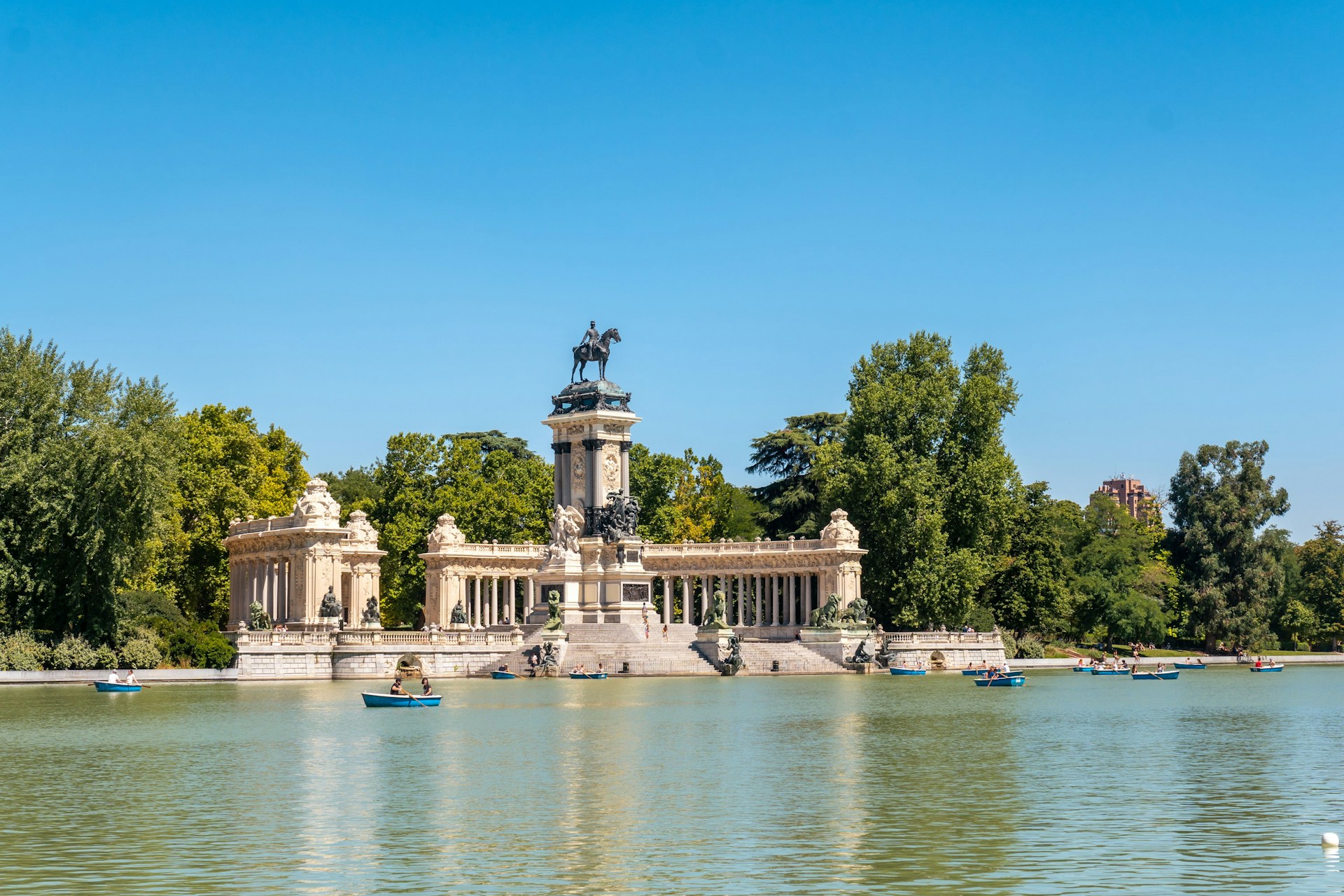 Parque El Retiro, Madrid. El artículo trata de la bolsa Española, por eso el parque significativo.